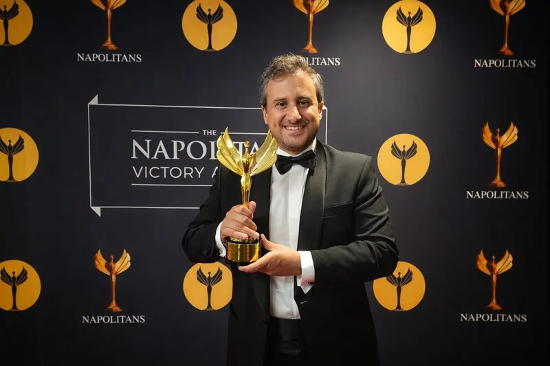 Eduardo Peinado con un Napolitan Victory Award